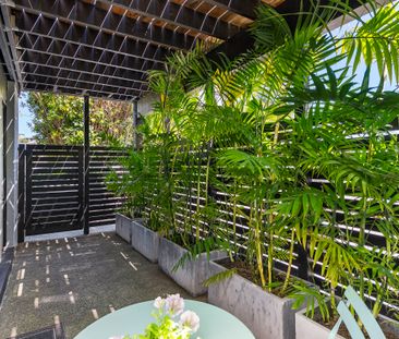 Fully Renovated & Highly Spacious Coastal Retreat - Photo 2