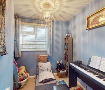 3 bedroom end of terrace house to rent - Photo 4