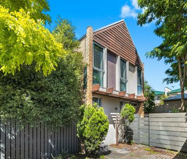 Register to Inspect // Light-Filled Town Residence with Private Cou... - Photo 4