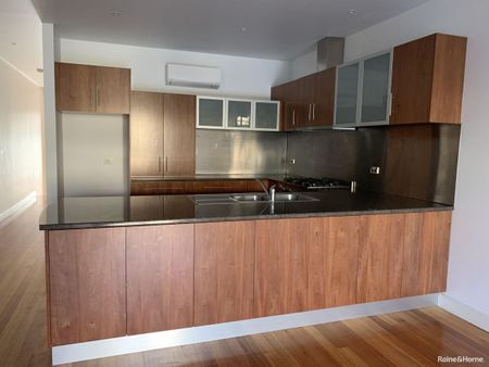 Perfectly located in Ascot Vale - Photo 5