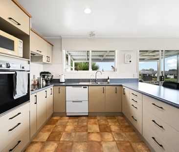 This modern four-bedroom, two-bathroom home offers the perfect blen... - Photo 4