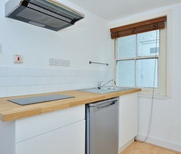 A fantastic studio apartment ideally located moments from the many ... - Photo 2