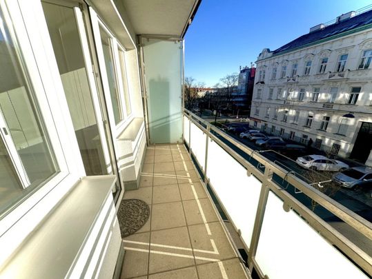 MODERNES WOHNEN IM BESTLAGE - Renoviertes 3-Zimmer-Apartment mit Balkon, 2 WCs und U-Bahn-Nähe in 1130 Wien! - Photo 1