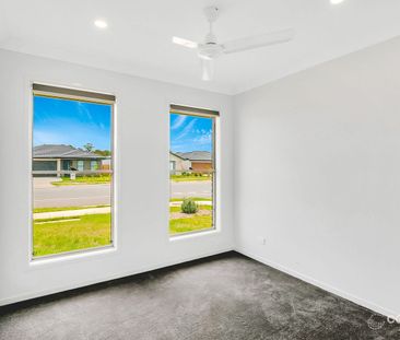 AMAZING 4 BEDROOM HOME WITH OPEN KITCHEN LIVING THAT OPENS OUT ONTO... - Photo 3