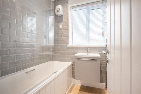 3 bedroom flat to rent - Photo 3