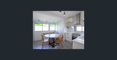 Renovated - Stylish one bedroom Semi-Detached Dwelling. - Photo 3