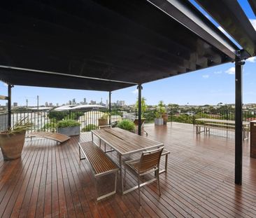 Sunny Parkside Apartment Providing Exceptional Lifestyle Convenience - Photo 3