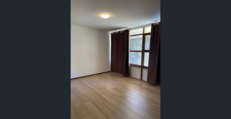 Well-Presented 3 Bedroom Home with Modern Kitchen & Great Transport Access - Photo 2