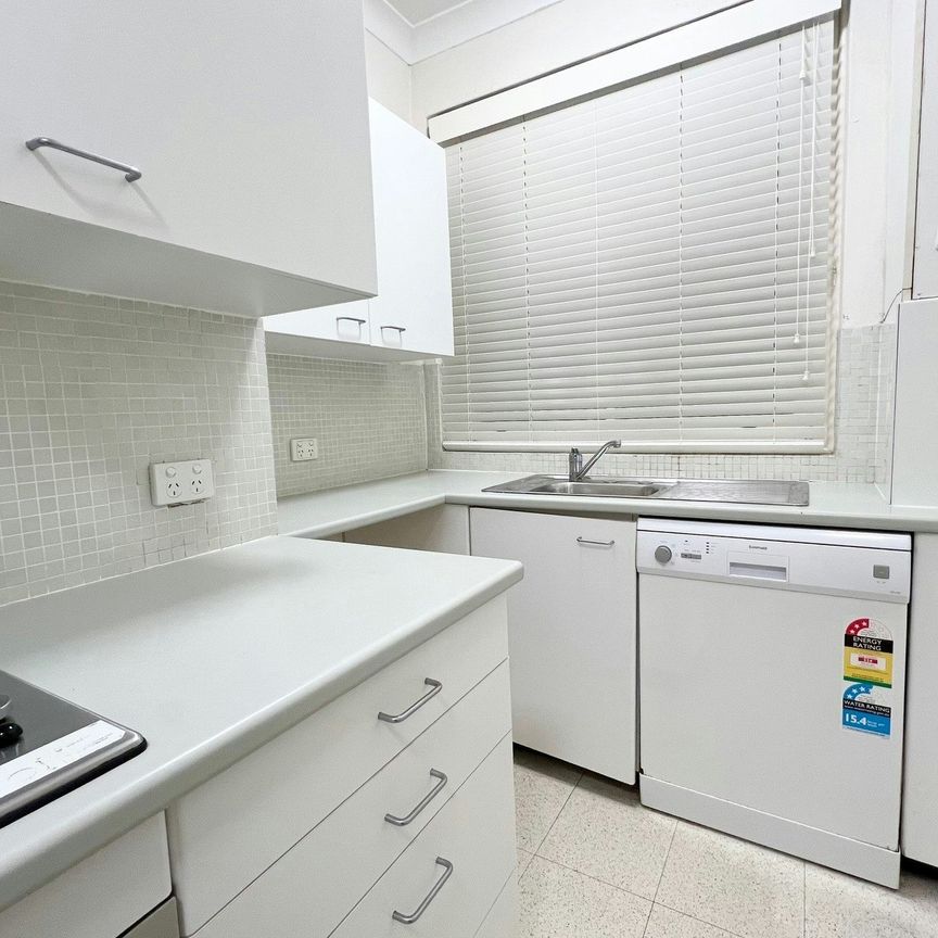 Two bedroom unit in well maintained Art Deco security building - Photo 1