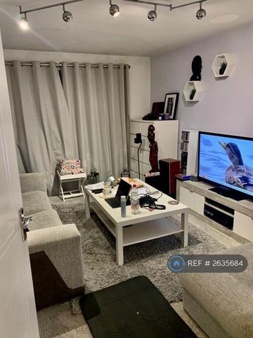 1 bedroom in a flat share to rent - Photo 2