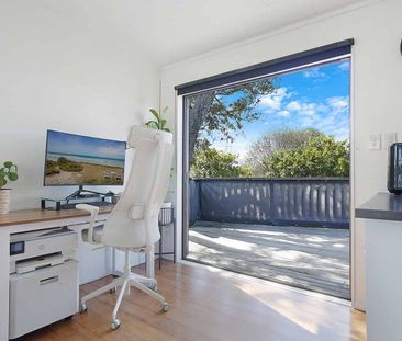 Light and bright Helensville Home - Photo 2