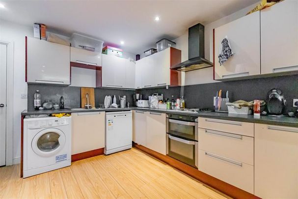 6 bedroom house to rent - Photo 1