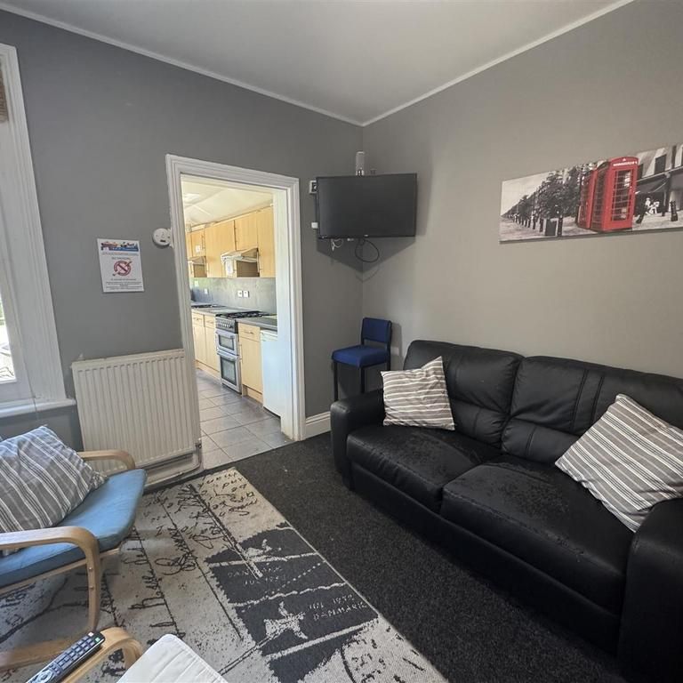 1 bedroom in a house share to rent - Photo 1