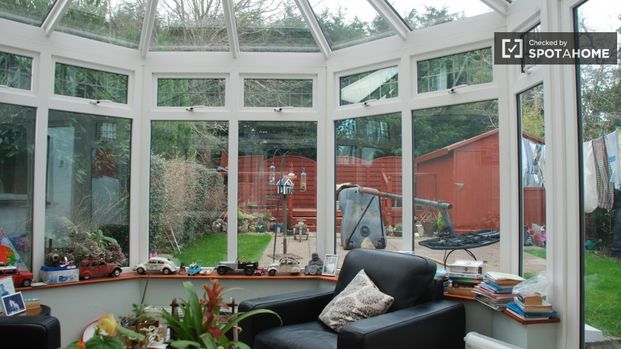 Decorated room in shared apartment in Killiney, Dublin - Photo 1