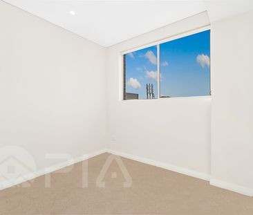 Modern 2 bedroom apartment close to amenities for lease - Photo 3