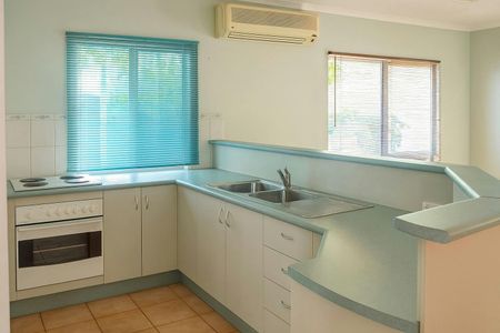 FAMILY HOME IN DESIRED SUBURB! - Photo 4