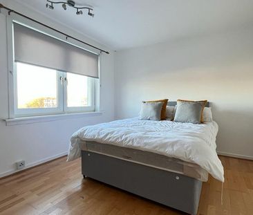 3 bedroom flat to rent - Photo 3