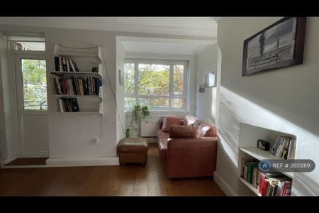 2 bedroom flat to rent - Photo 2