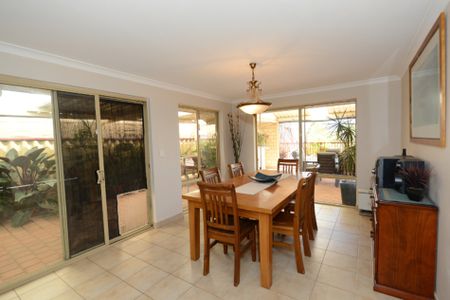 Family home with swimming pool - Photo 3