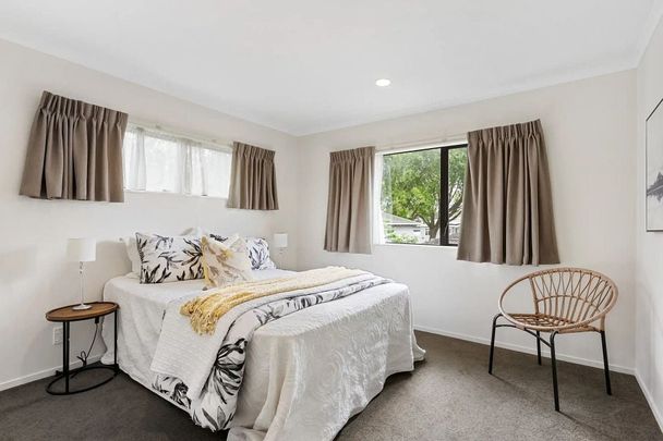 Royal Oak, large home with 3 bedrooms plus a study - Photo 1