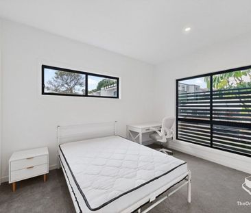 Furnished Luxury Brand New Living | Walk to UQ | Modern Ensuite wit... - Photo 6