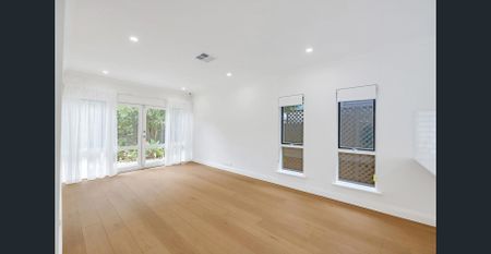 DECEPTIVELY SPACIOUS BEAUTIFULLY RENOVATED FAMILY HOME - Photo 3