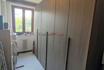 Grazioso tricolare in contesto di corte.