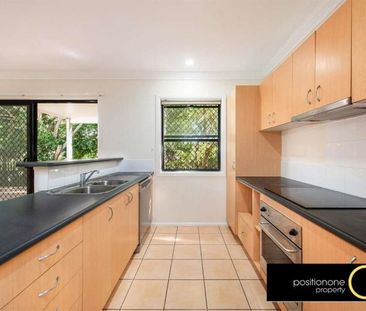 Large Townhouse Backs Onto Parkland - Photo 3