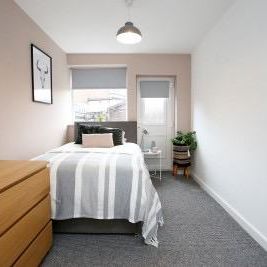 Bright and Spacious Double Room in Droylsden! - Photo 1