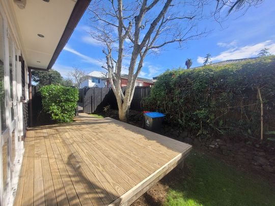 Large spacious 5 Bedroom home - Photo 1