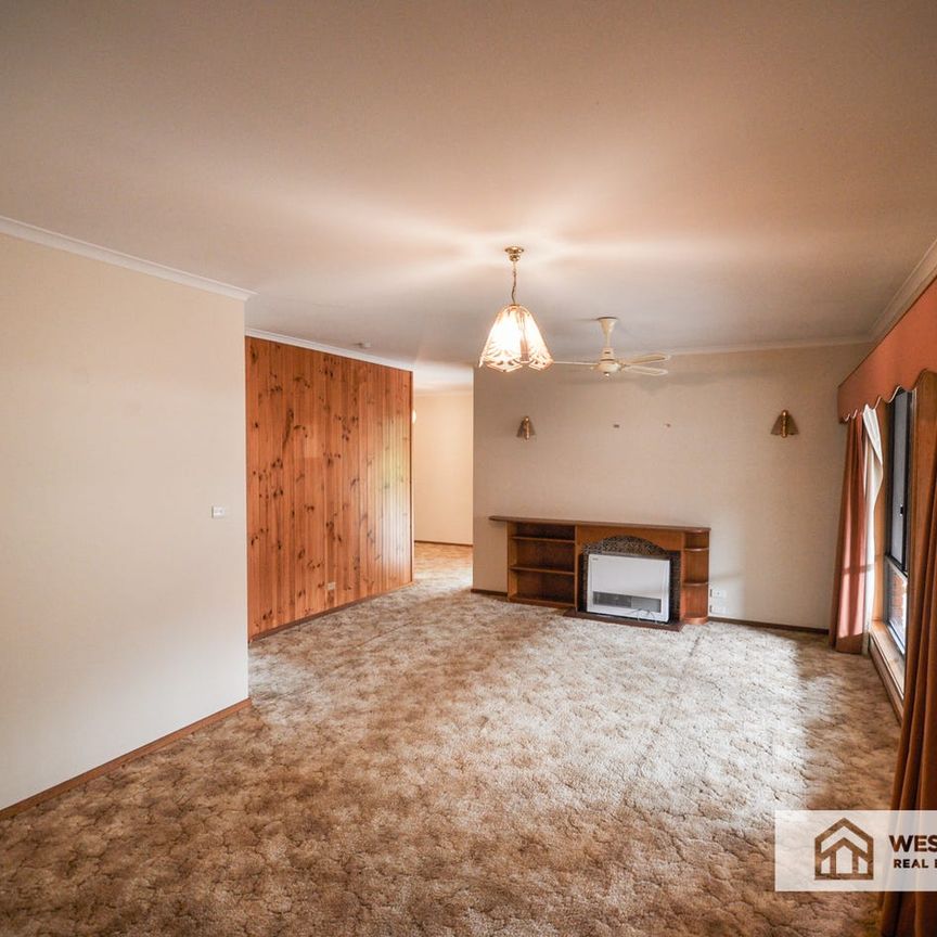 Neat unit in great location. - Photo 1