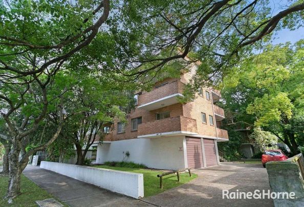 Sunny Two Bedroom Apartment! - Photo 1