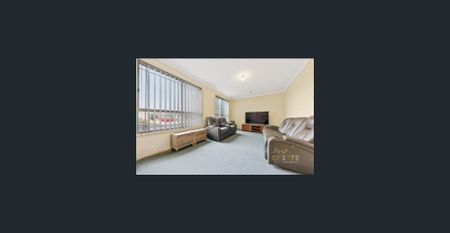 SPACIOUS 4-BEDROOM FAMILY HOME IN PRIME SYDENHAM LOCATION! - Photo 2