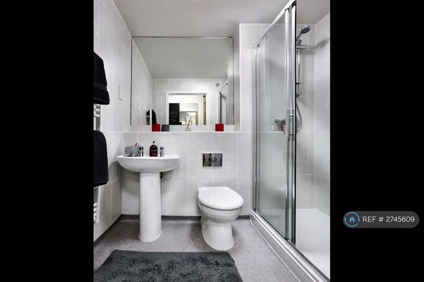 1 bedroom in a flat share to rent - Photo 1