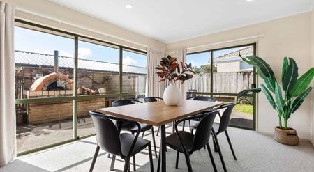 Spacious 5-bedroom home in West Harbour - freshly updated! - Photo 3