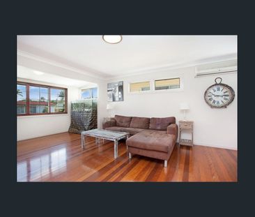 COMFORTABLE FAMILY LIVING IN A CONVENIENT CLONTARF LOCATION - Photo 2