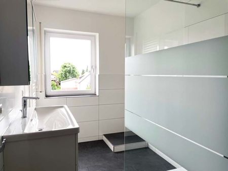 Sehr helle 3,5-Zimmer-Wohnung mit Balkon und Garage - Photo 2