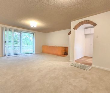 Freshly Renovated, Air-conditioned & Spacious unit in Prime Chatswo... - Photo 1