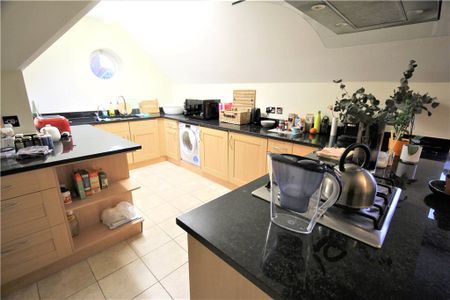 Egham Hill, Englefield Green, Egham, Surrey, TW20 0AL - Photo 5