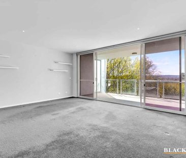 Landmark apartment with water views! - Photo 6