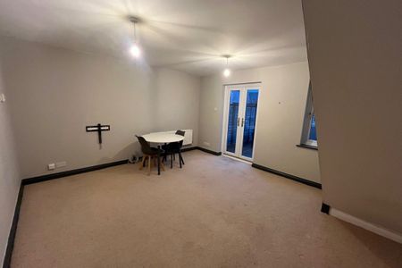 New Square - Photo 2