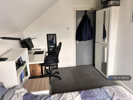 1 bedroom in a house share to rent - Photo 2