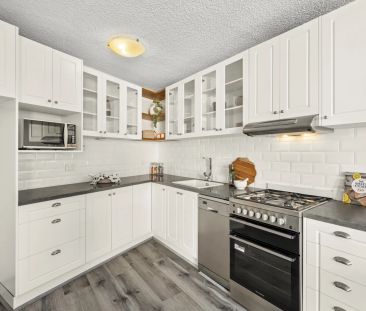 Fully Furnished Executive Retreat with Views, Location and Prestige - Photo 5