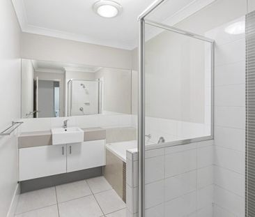 Spacious Townhouse - Photo 2