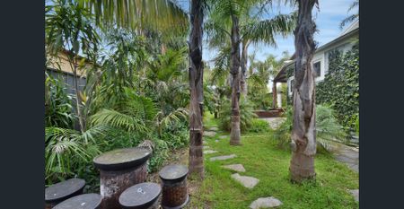 Character Tudor Bungalow - Garden Maintenance Included! - Photo 3