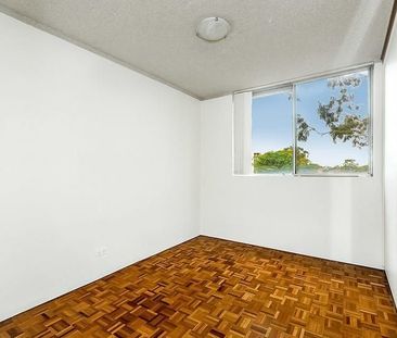 Perfect Two Bedroom Apartment - Photo 2