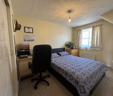 Lyon Close, Crawley, Maidenbower - Photo 3