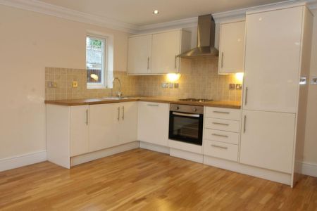 Claremont Avenue, Woking, Surrey, GU22 7SF - Photo 5