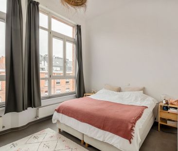 Ruim en modern appartement met gezellig terras. - Photo 1