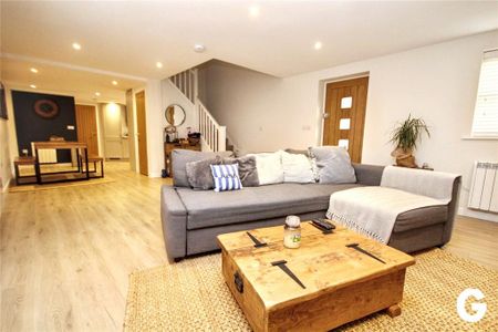 2 bedroom semi-detached house to rent - Photo 4